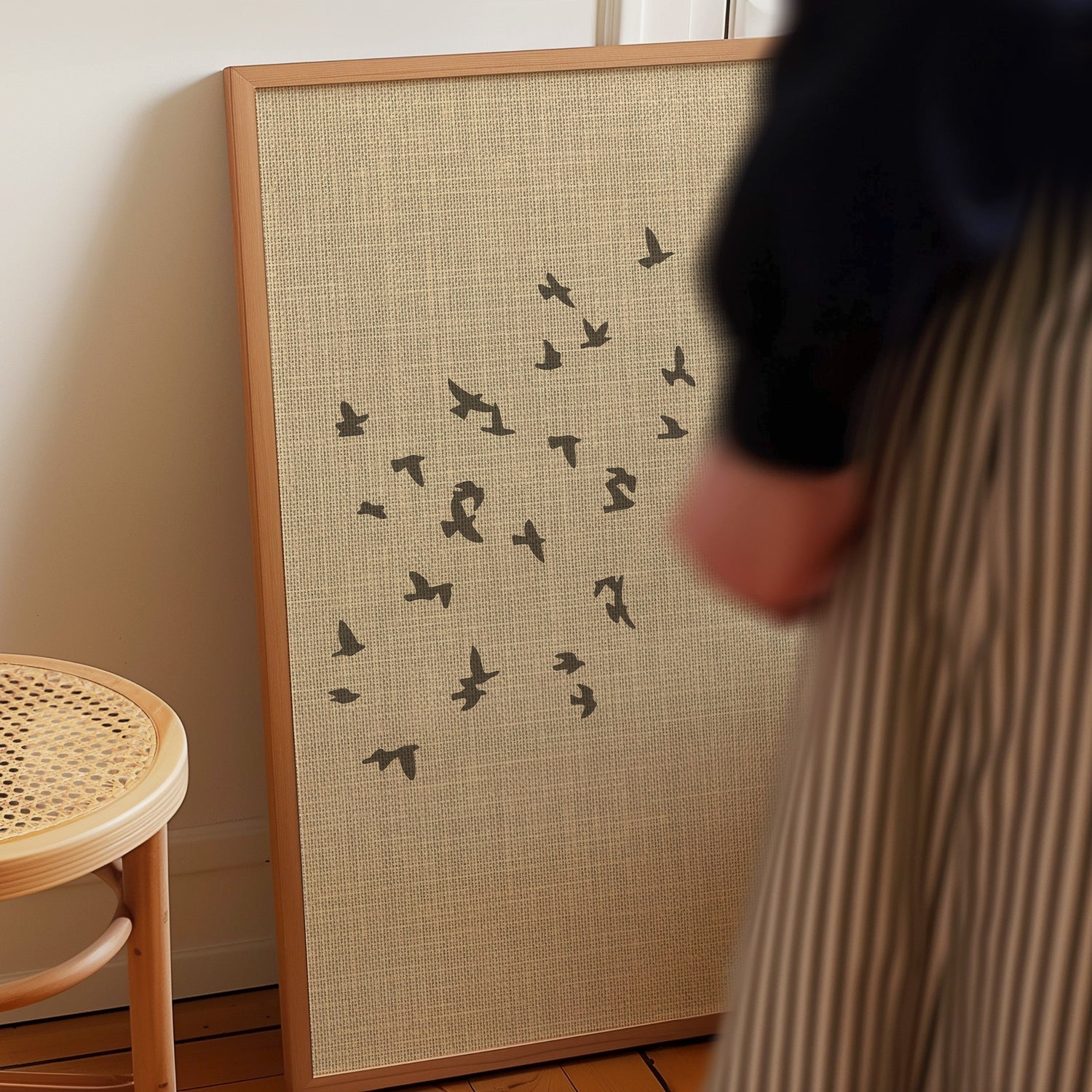 Linnen look posters met zwerm vogels in de kleur sepia. Staand tegen de muur. Een van de vijf tips om te decoreren met posters zonder te boren.