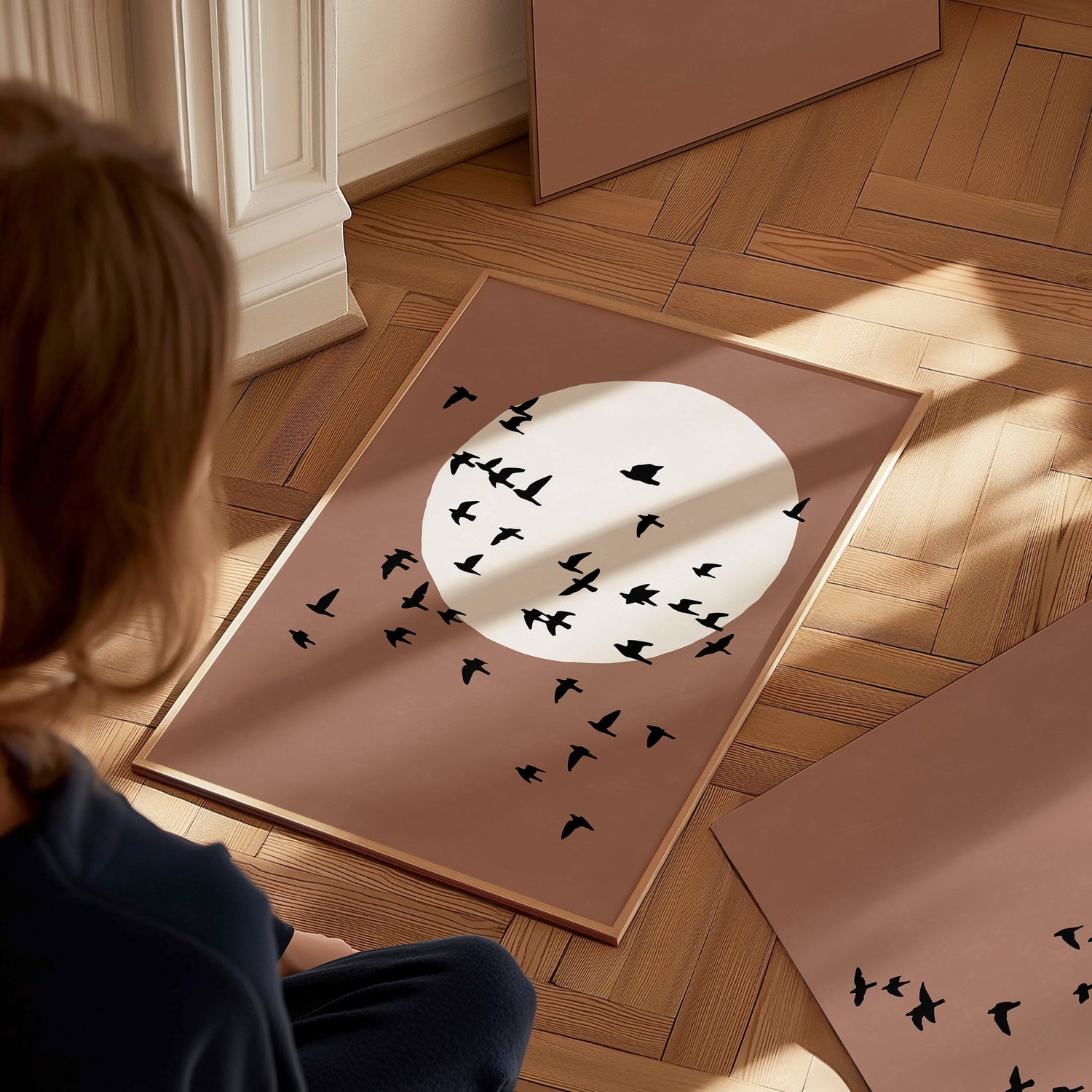 Drieluik poster met zwermvogels en volle zon, achtergrondkleur terracotta. Daring Dutch Designers